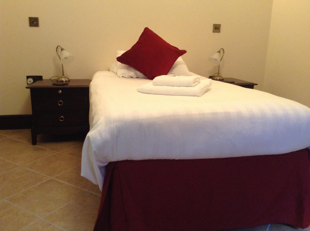 The Crown Hotel Mundford Δωμάτιο φωτογραφία